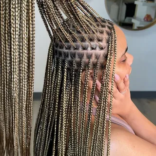 Close-up of blonde and brown knotless braids